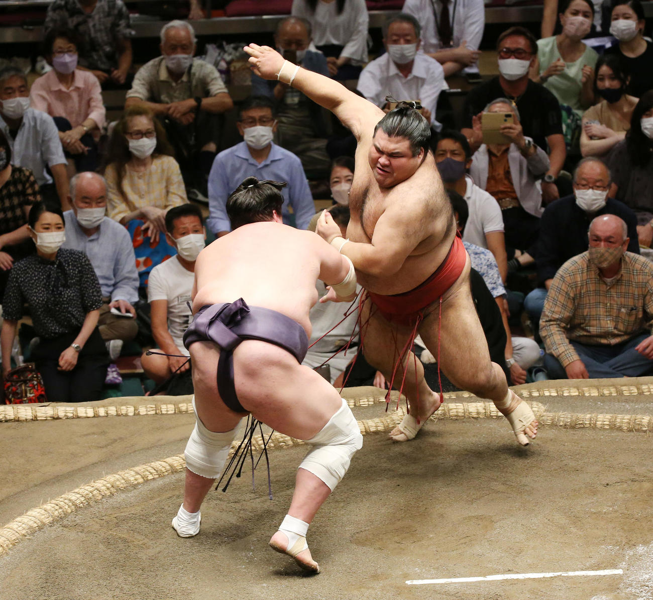 照ノ富士（手前）の攻めをかわす高安（撮影・宮地輝）