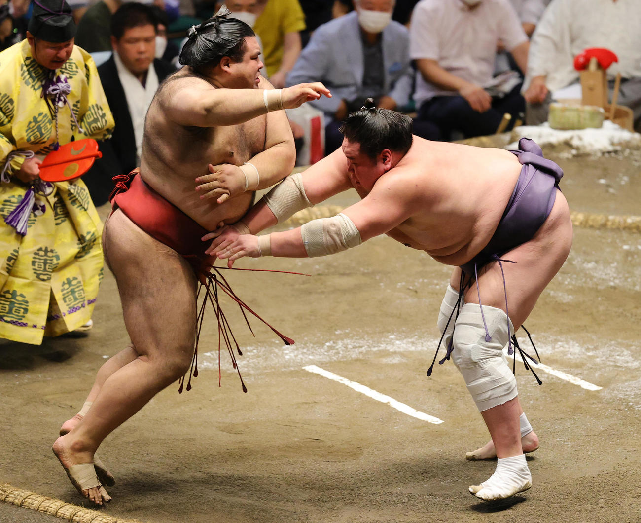 9日目、高安（左）に押しをかわされる照ノ富士（2022年9月19日撮影）