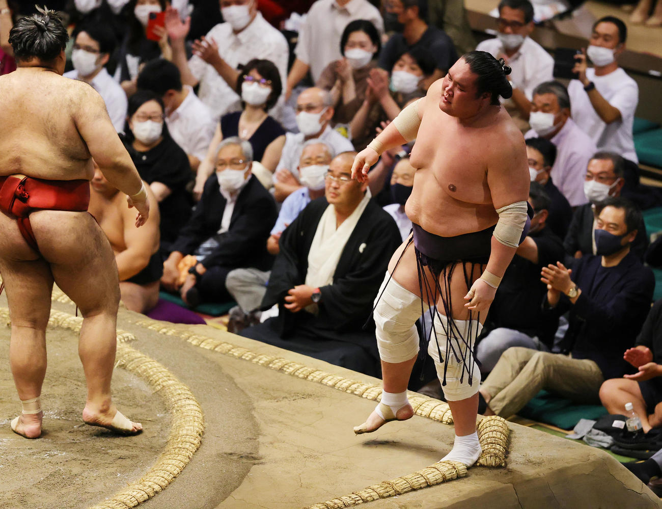 22年9月19日　高安（左）に敗れ無念の表情の照ノ富士（撮影・野上伸悟）