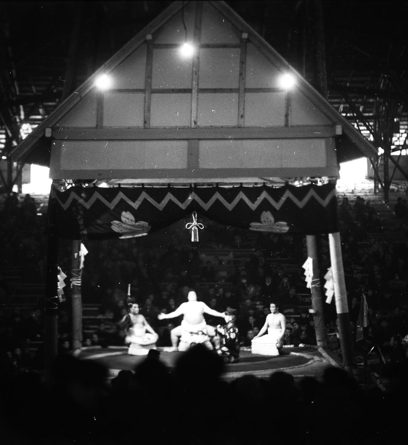 大相撲春場所初日、西横綱東富士の土俵入り。この時はまだ４本柱があった（1950年1月14日撮影）