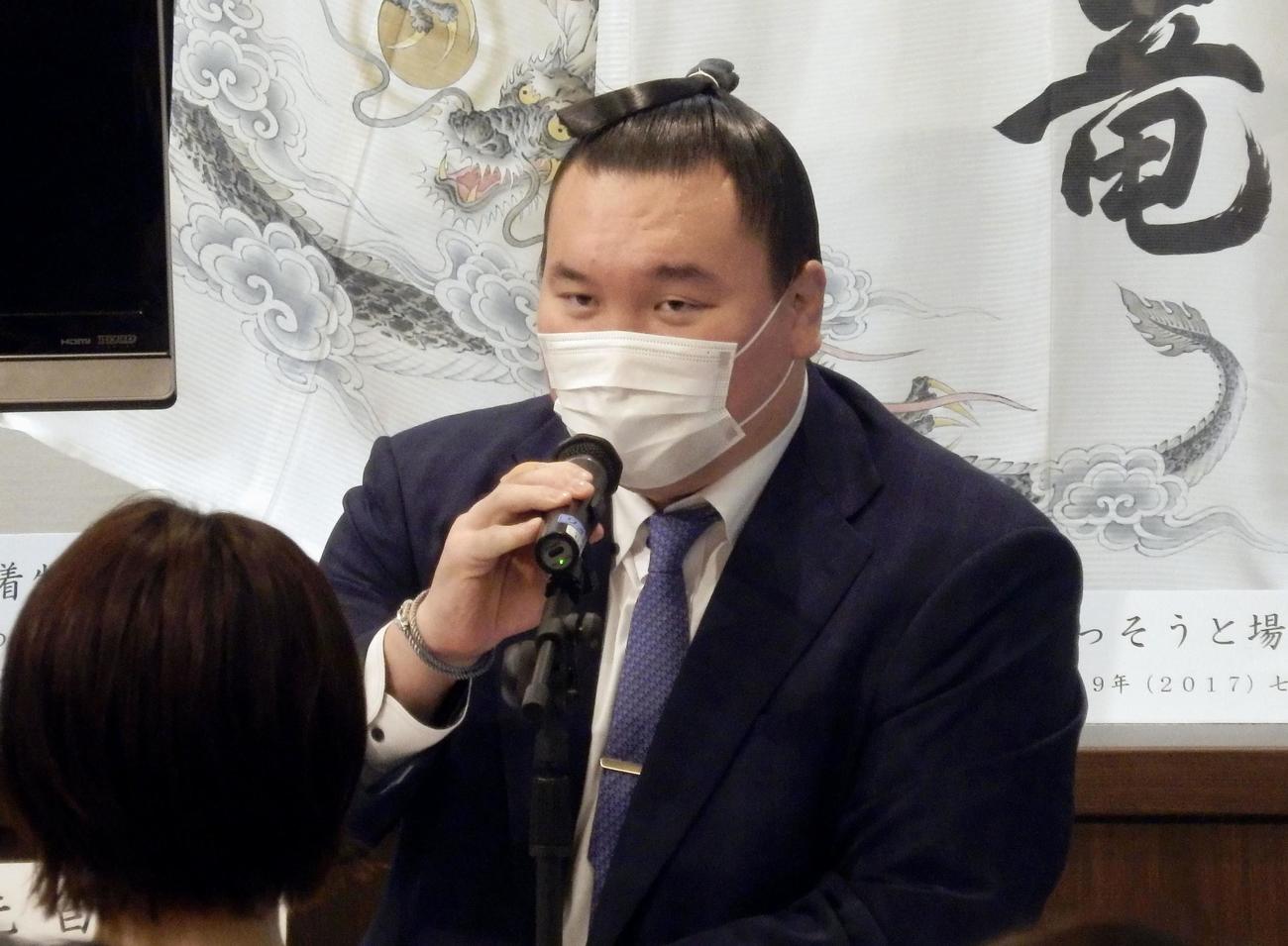 トークイベントに臨む大相撲の宮城野親方（共同）