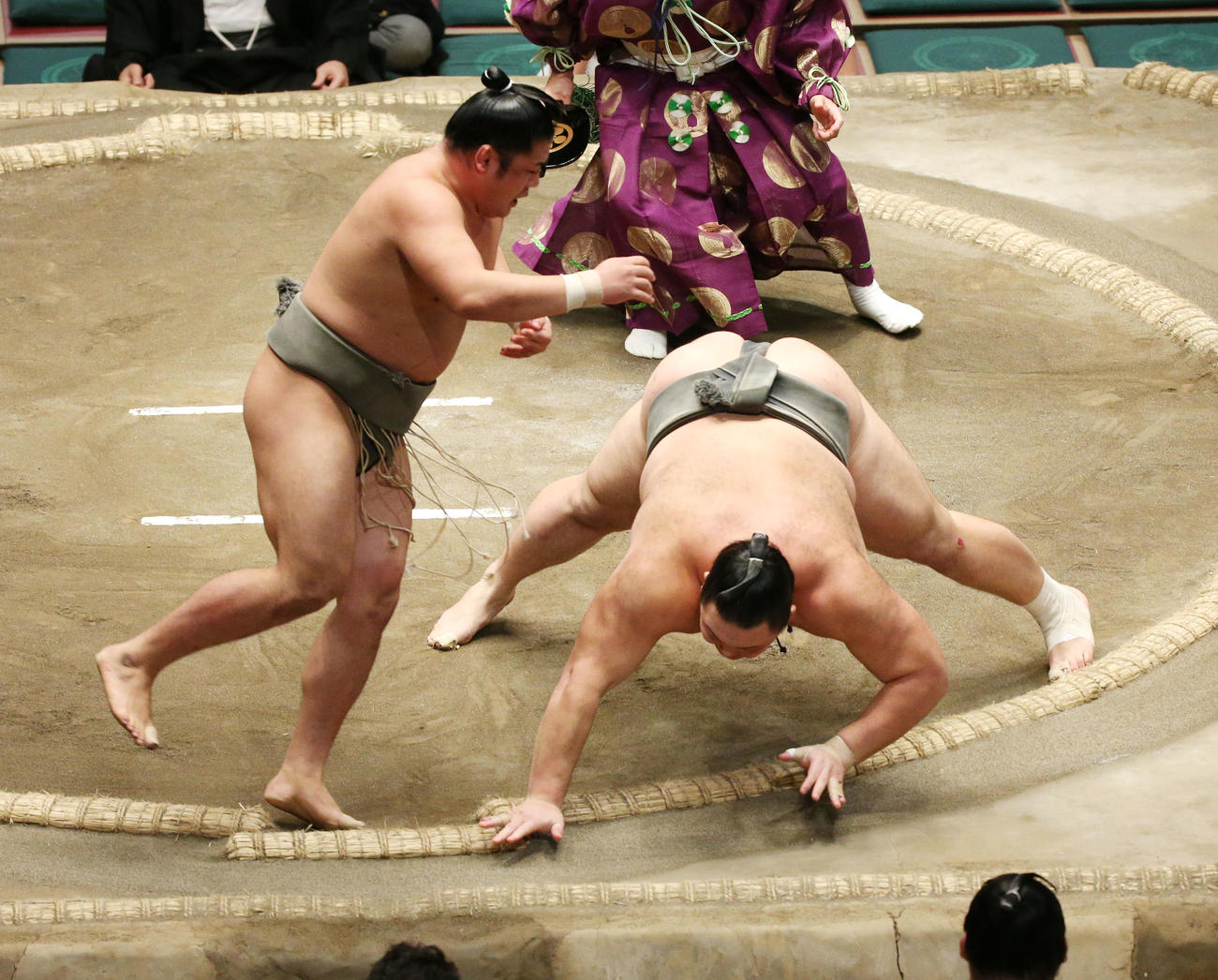 朝乃山（右）は突き落としで勇磨に敗れる（撮影・宮地輝）