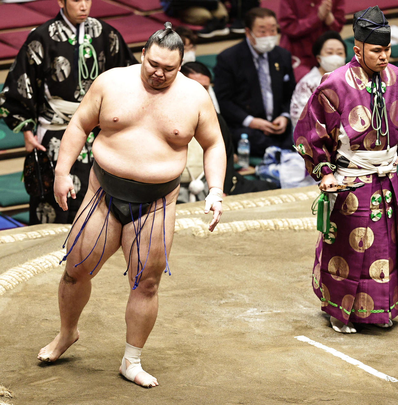 勇磨に突き落としで敗れ肩を落とす朝乃山（撮影・中島郁夫）