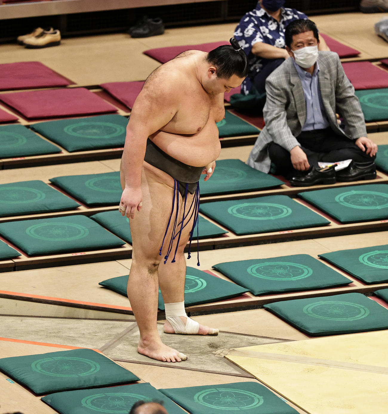 勇磨に突き落としで敗れ土俵に一礼する朝乃山（撮影・中島郁夫）
