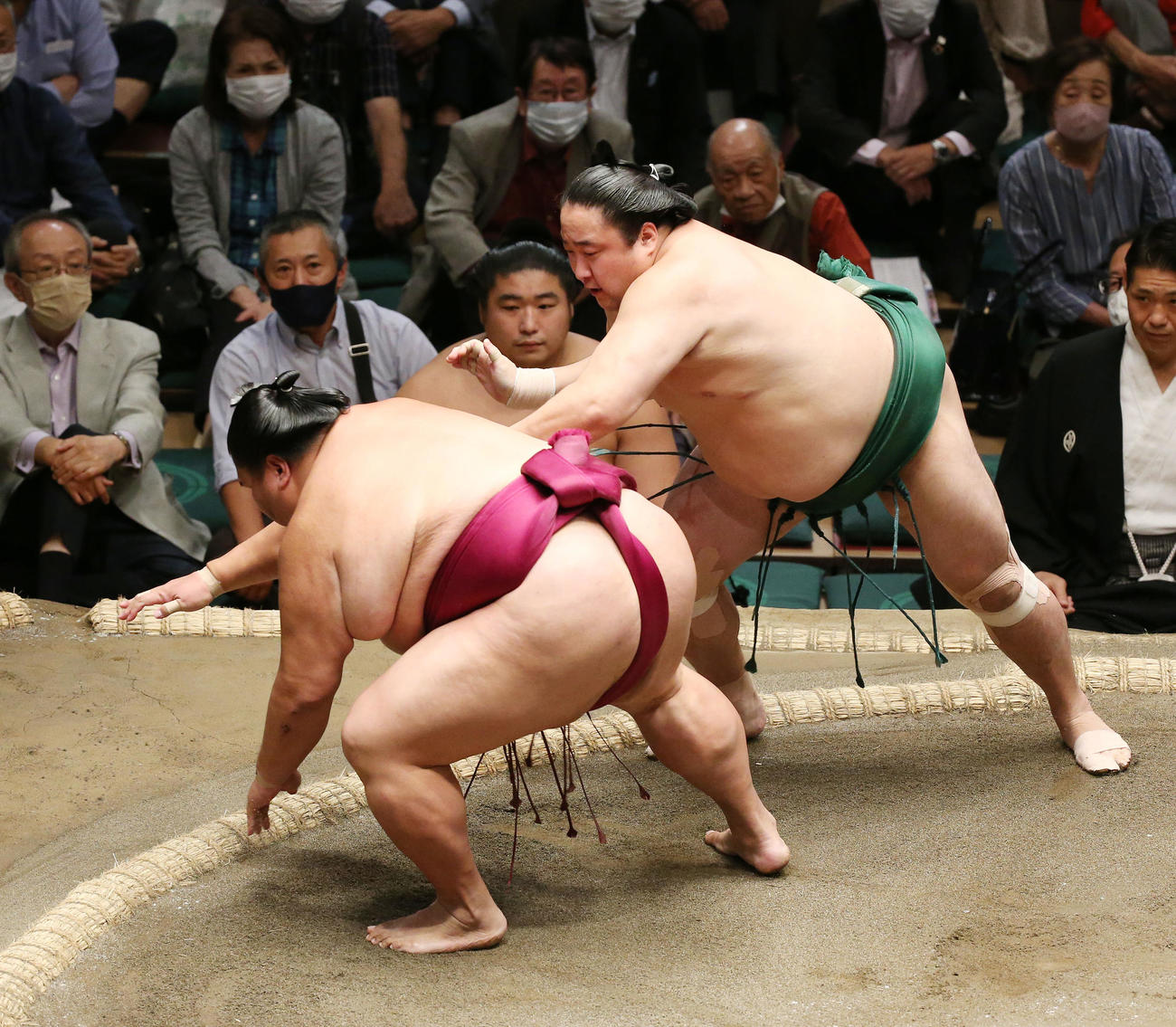 佐田の海（右）は突き落としで御嶽海を破る（撮影・宮地輝）