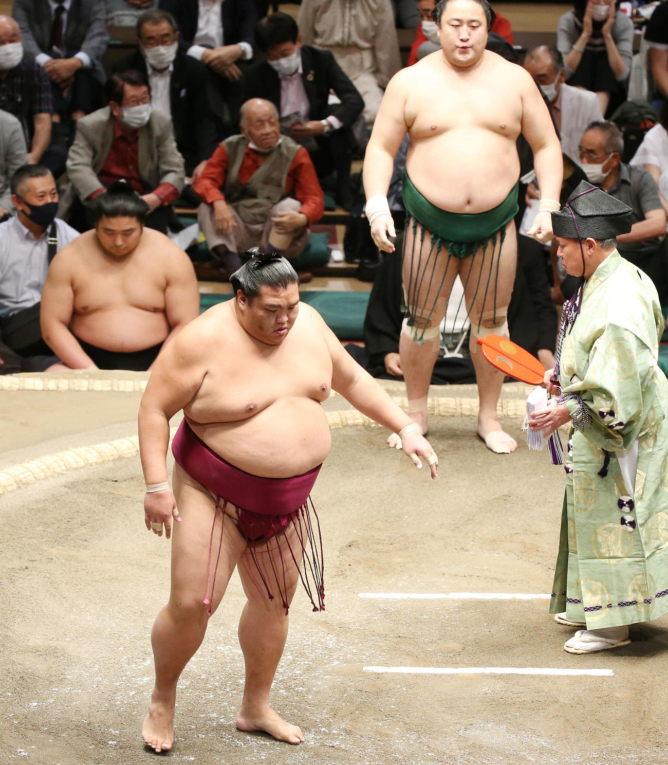 佐田の海（上）に突き落としで敗れた御嶽海（撮影・宮地輝）