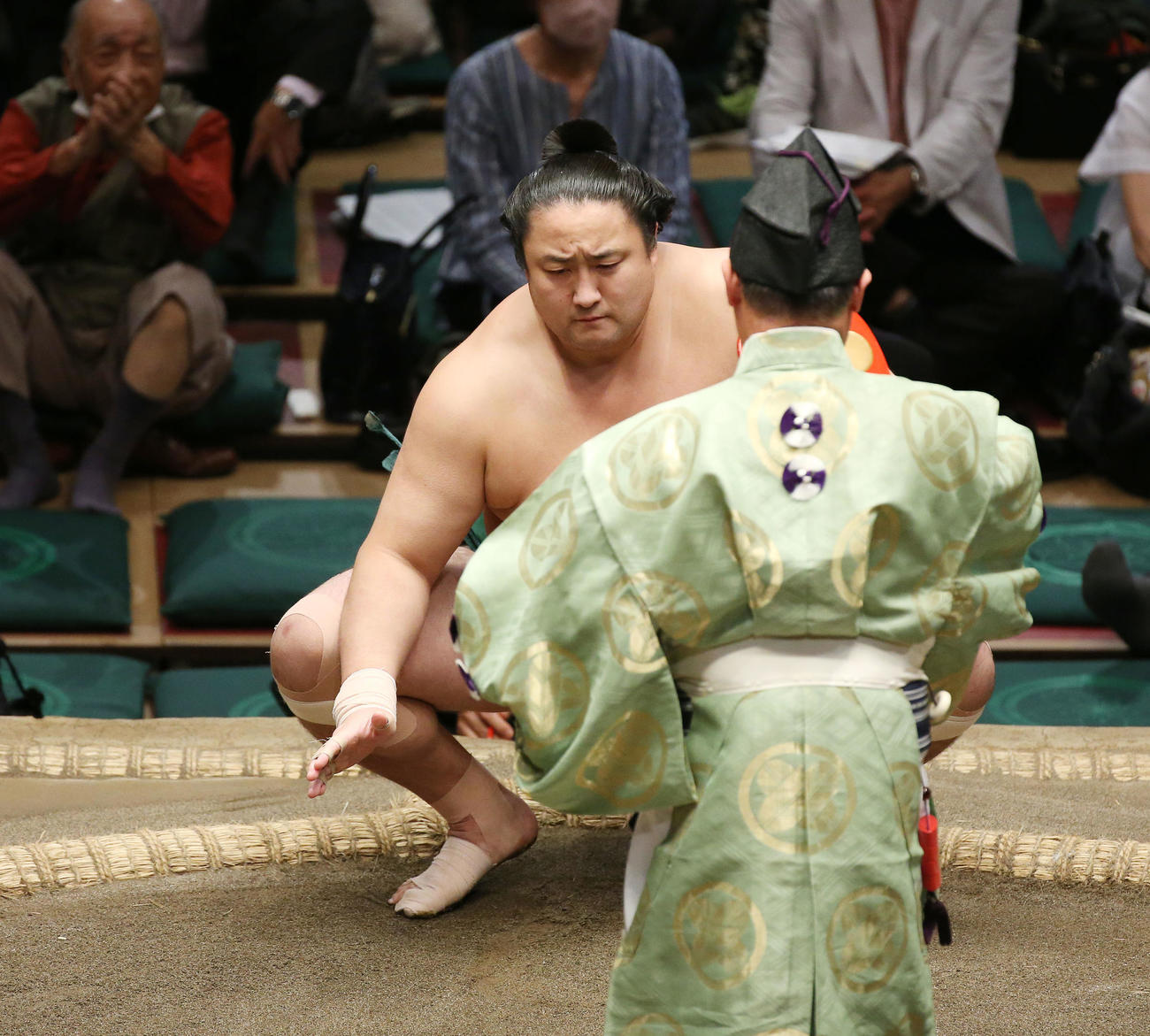 懸賞金を受け取る佐田の海（撮影・宮地輝）