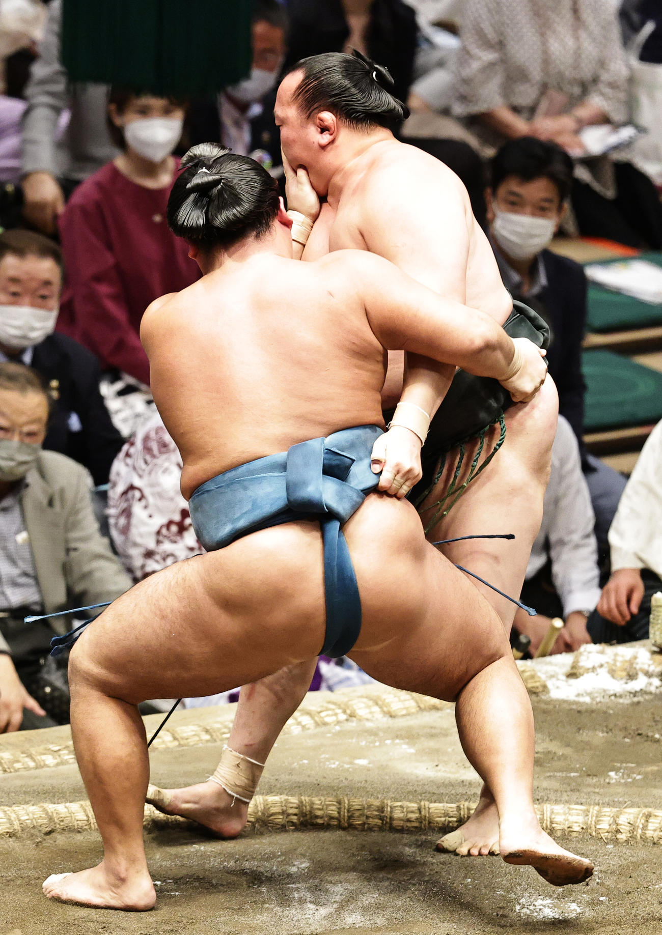 千代翔馬（右）を寄り切りで破る錦富士（撮影・中島郁夫）