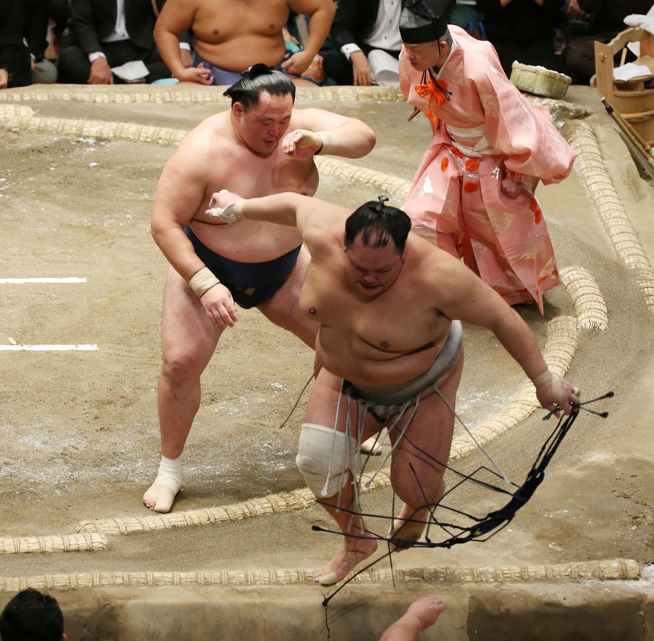 玉鷲（左）は押し出しで北勝富士を破る（撮影・宮地輝）