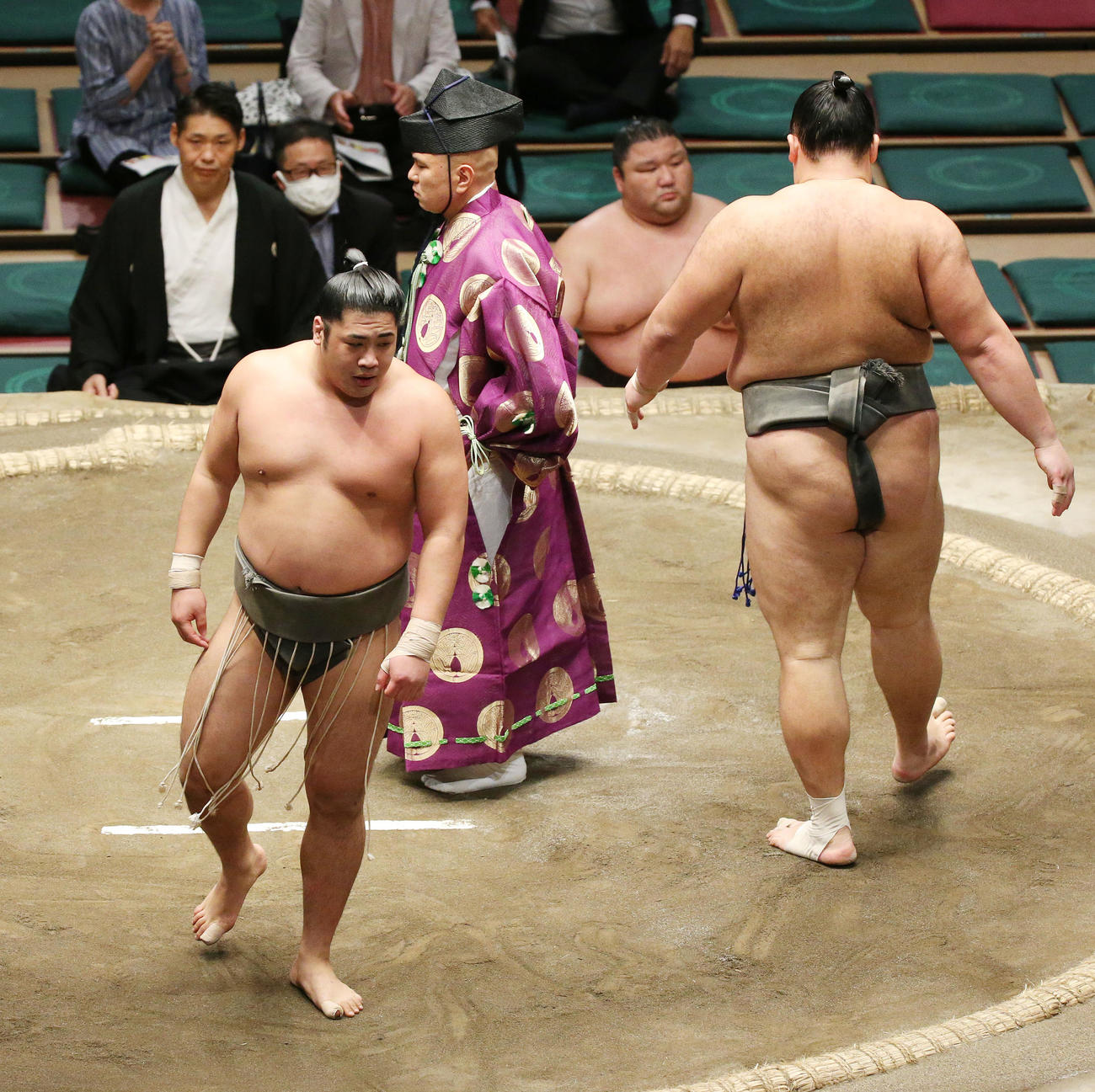 勇磨（左）は突き落としで朝乃山を破る（撮影・宮地輝）