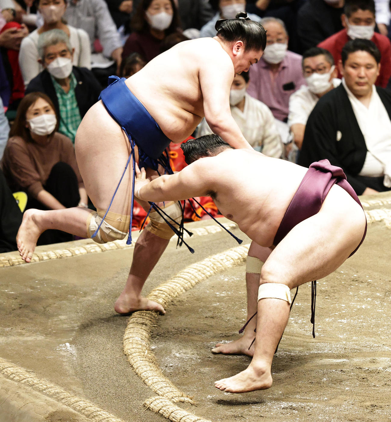 一山本（左）を押し出しで破る遠藤（撮影・中島郁夫）