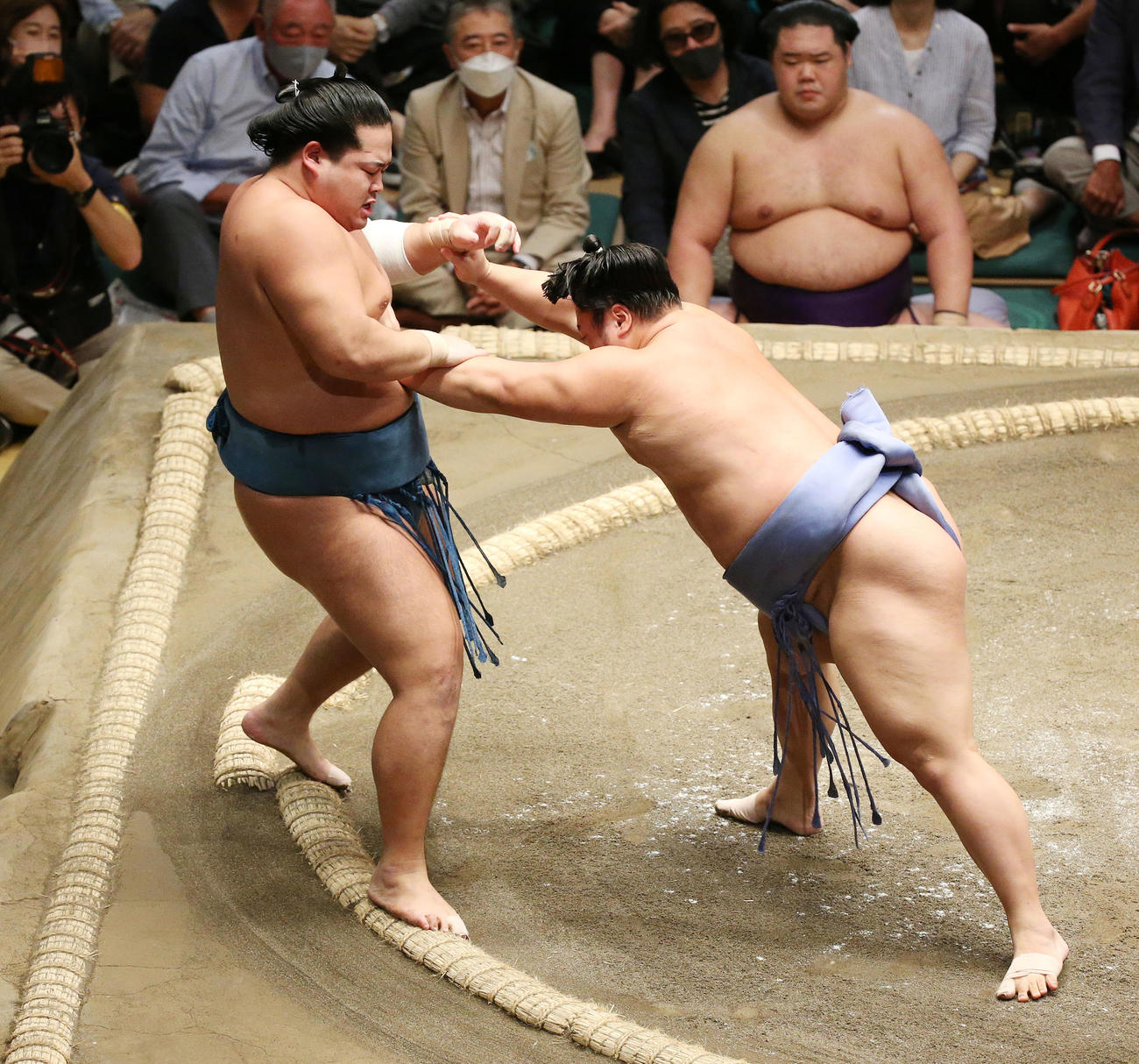 翔猿（右）は押し出しで錦富士を破る（撮影・宮地輝）