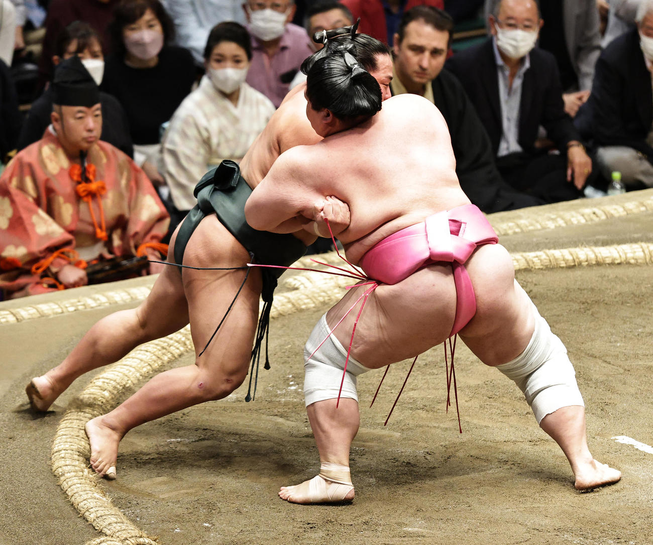翠富士（左）をきめ出しで破る宇良（撮影・中島郁夫）