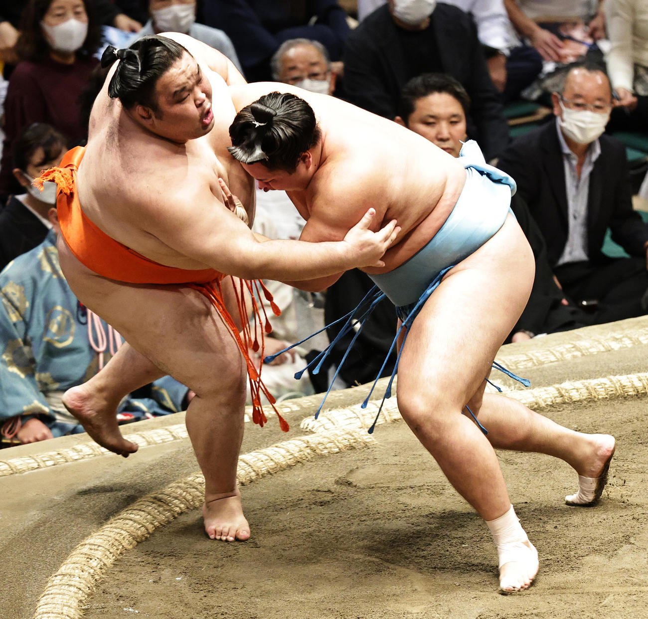 水戸龍（左）を寄り切りで破る琴勝峰（撮影・中島郁夫）