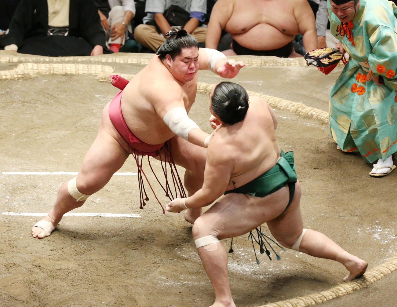 大栄翔（左）は突き出しで佐田の海を破る（撮影・宮地輝）