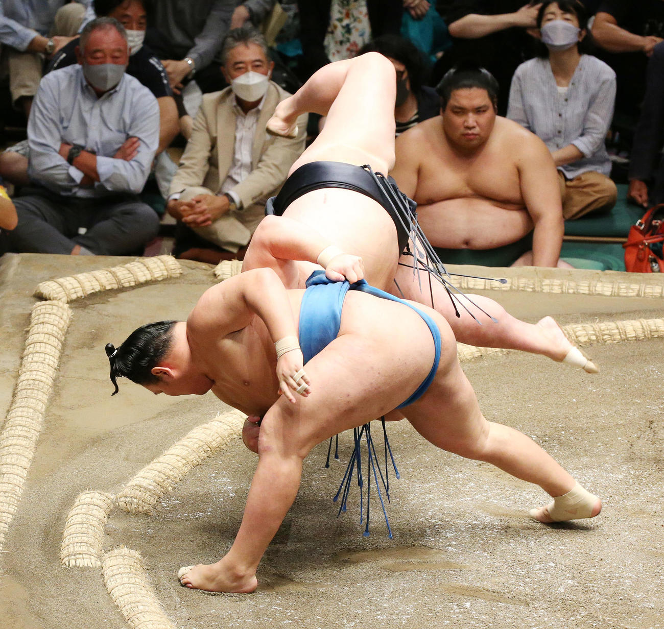 豊昇龍（手前）は首投げで正代を破る（撮影・宮地輝）