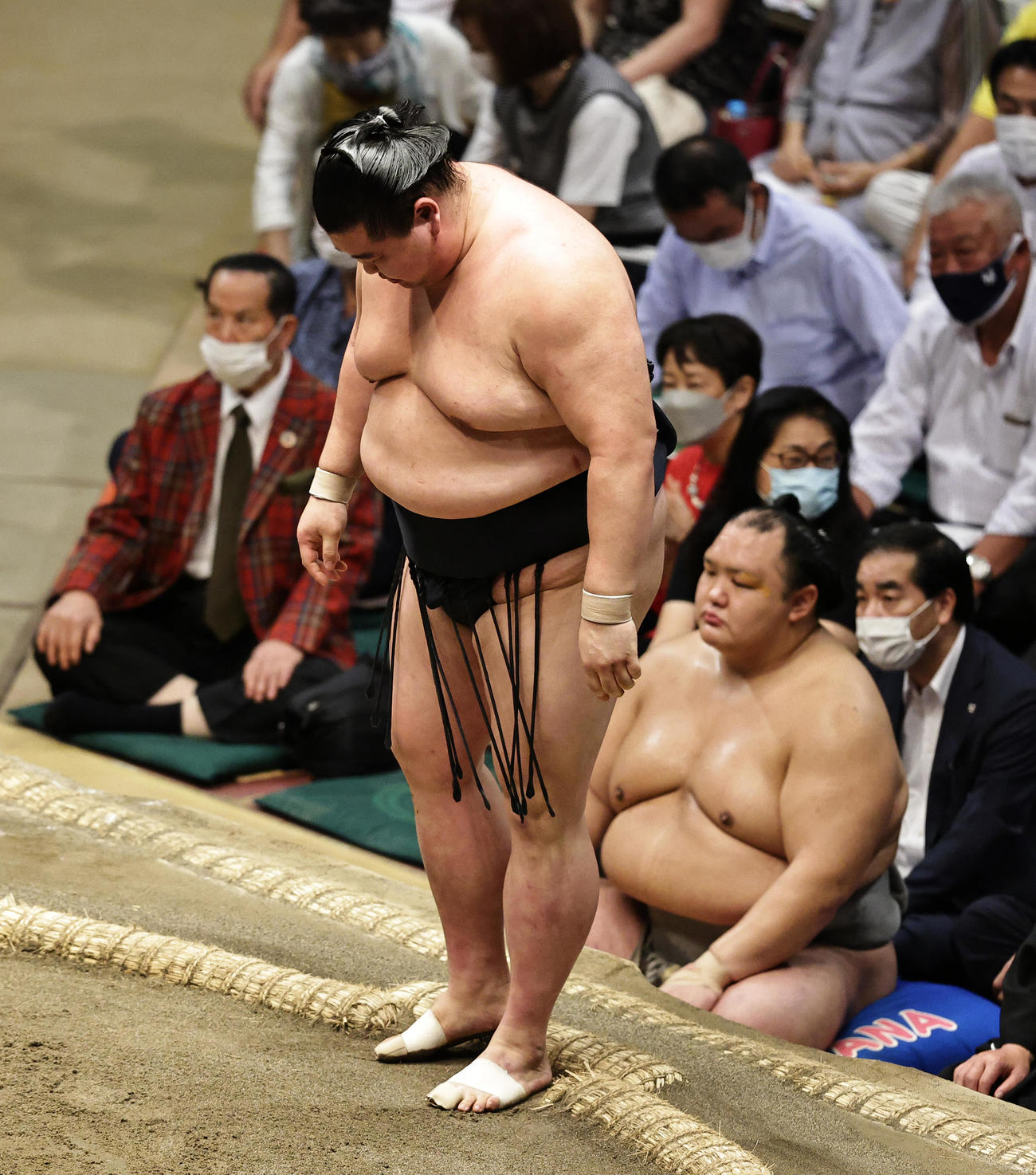 ショックで肩を落とし一礼する正代（撮影・中島郁夫）