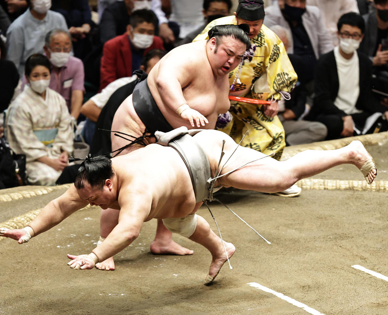 立ち合いで変化し北勝富士（下）をはたき込みで破る貴景勝（撮影・中島郁夫）