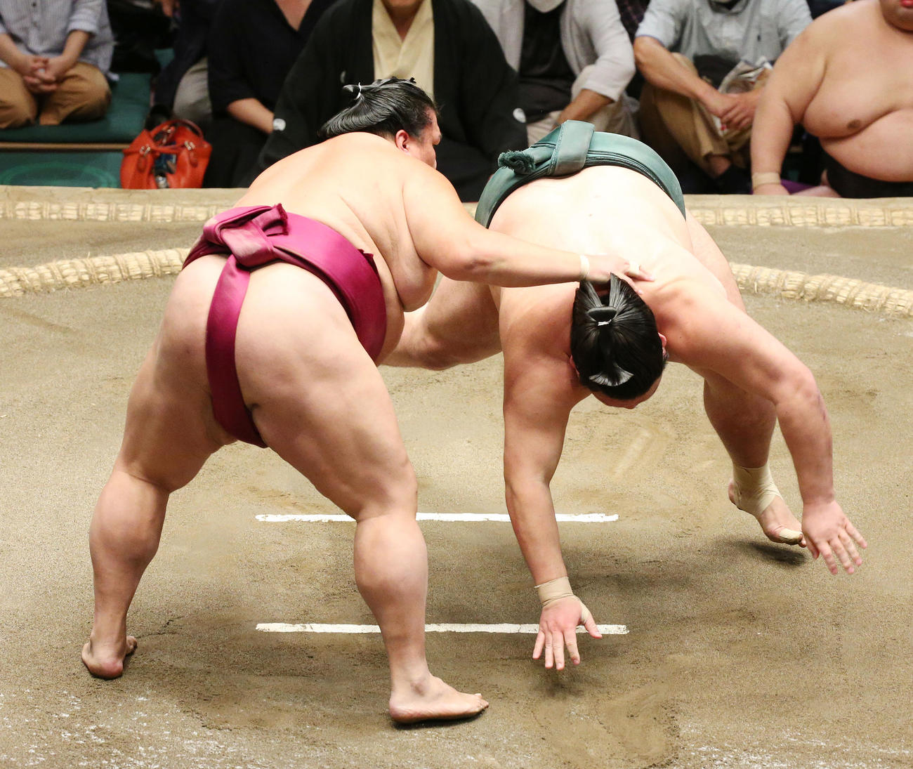 御嶽海（左）は突き落としで錦木を破る（撮影・宮地輝）