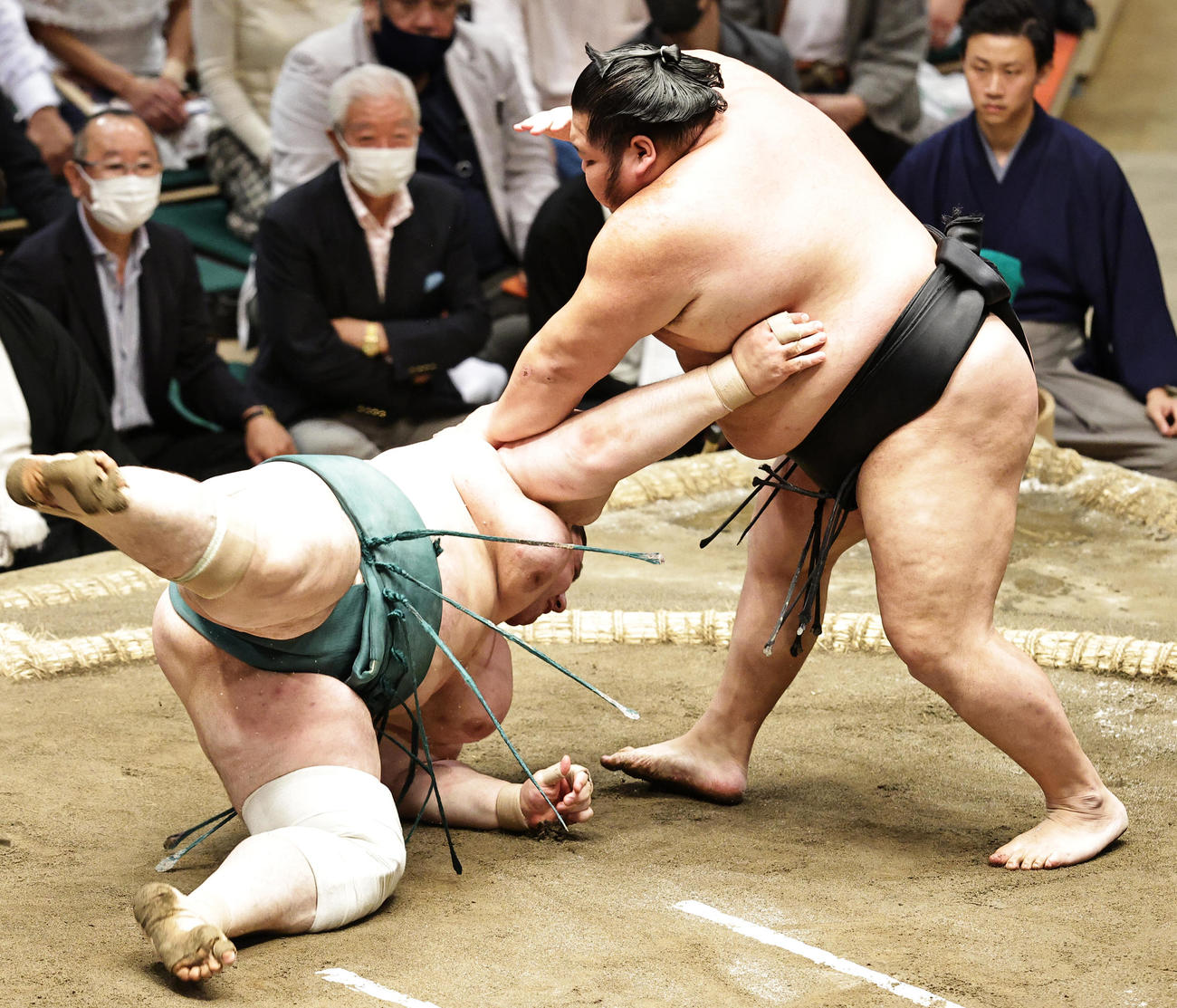 碧山（左）を突き落としで破る千代大龍（撮影・中島郁夫）