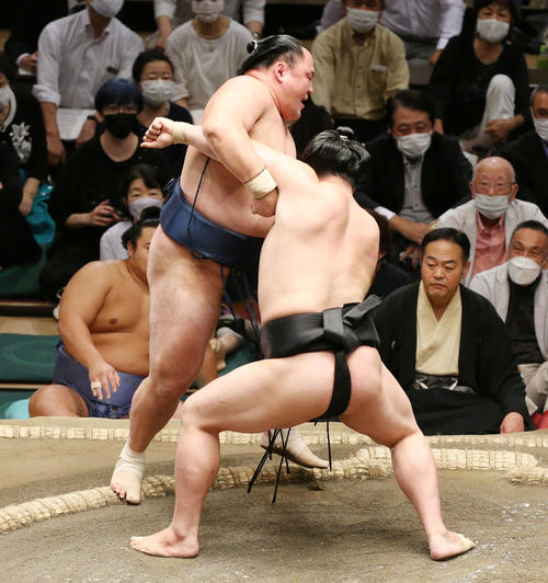 玉鷲（左）は寄り切りで若元春に敗れる（撮影・宮地輝）