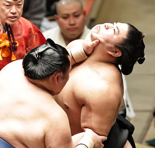 玉鷲（左）ののど輪を受ける若元春（撮影・中島郁夫）