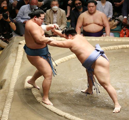 翔猿（右）は押し出しで錦富士を破る（撮影・宮地輝）