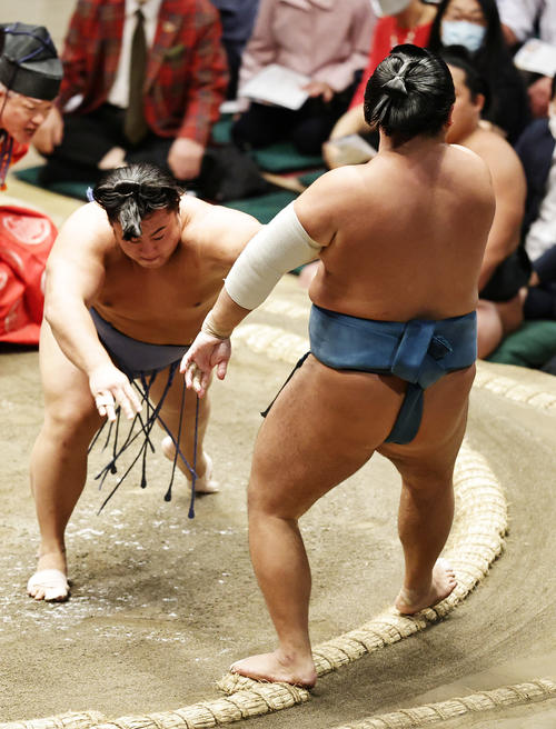 錦富士（右）を押し出しで破る翔猿（撮影・中島郁夫）