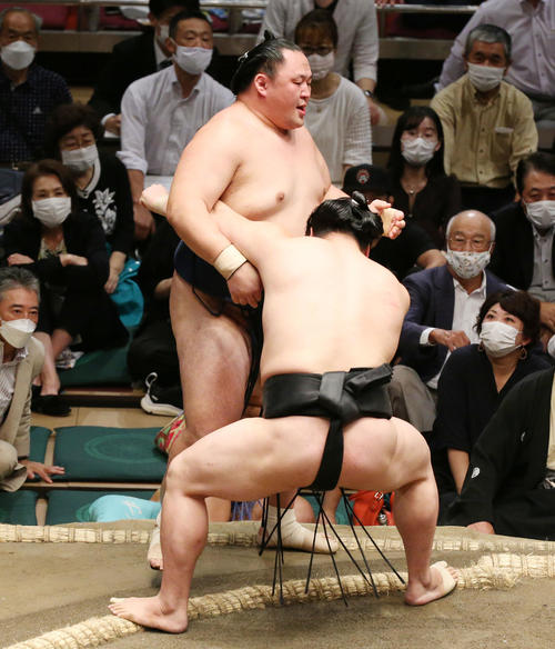 玉鷲（左）は寄り切りで若元春に敗れる（撮影・宮地輝）