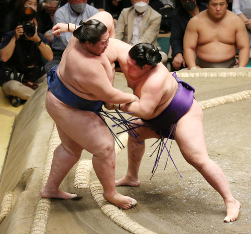 明生（右）は寄り切りで逸ノ城を破る（撮影・宮地輝）