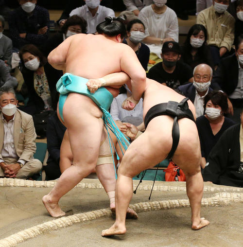 霧馬山（右）は寄り切りで琴ノ若を破る（撮影・宮地輝）