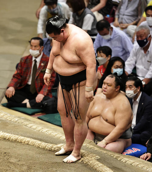 ショックで肩を落とし一礼する正代（撮影・中島郁夫）