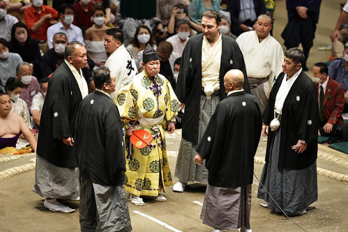 行司と審判団で行われた協議（撮影・中島郁夫）