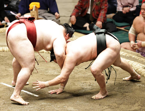 隆の勝（左）をとの対戦でつき手をする千代翔馬（撮影・中島郁夫）