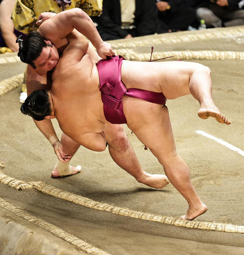 御嶽海（手前）と錦木の体が落ちるのが同時と判断され取り直しとなった取り組み（撮影・中島郁夫）
