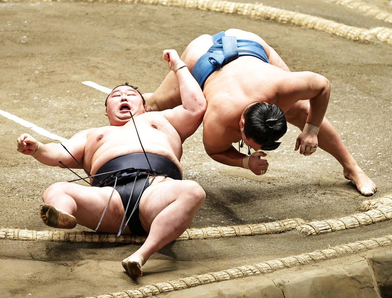 正代（左）を首投げで破る豊昇龍（撮影・中島郁夫）