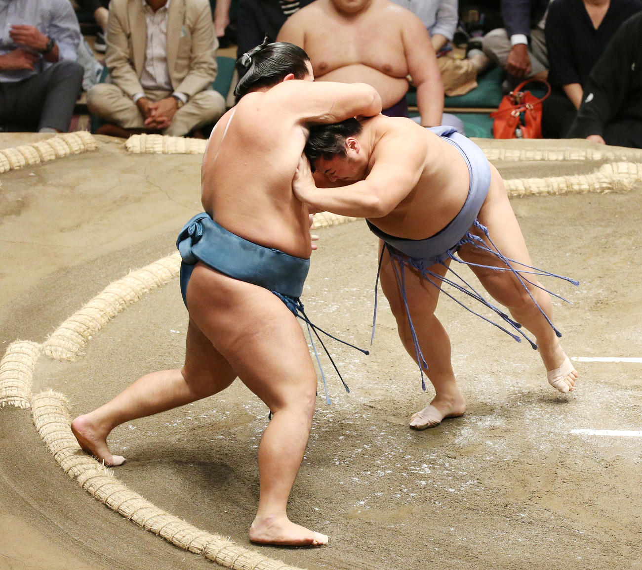 翔猿（右）は押し出しで錦富士を破る（撮影・宮地輝）