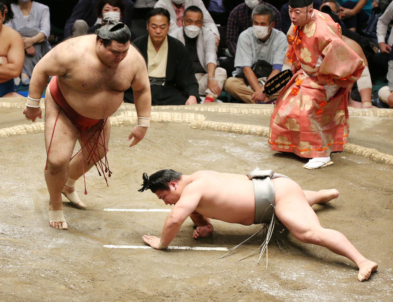 若隆景（右）は引き落としで高安に敗れる（撮影・宮地輝）