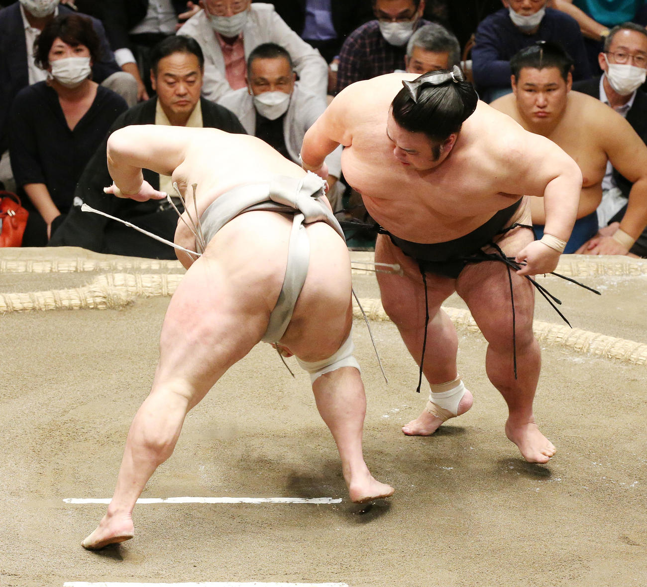 貴景勝（右）ははたき込みで北勝富士を破る（撮影・宮地輝）