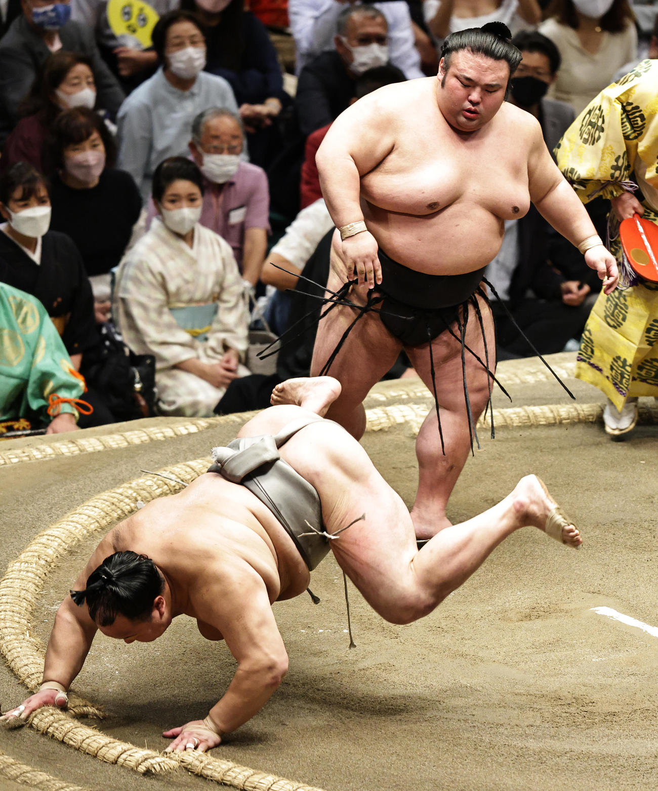 立ち合いで変化し北勝富士（下）をはたき込みで破る貴景勝（撮影・中島郁夫）