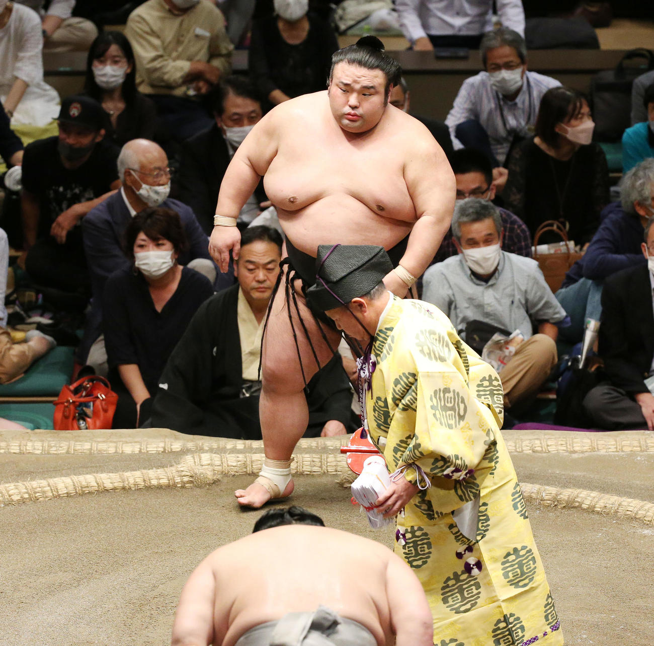 北勝富士（下）をはたき込みで破った貴景勝（撮影・宮地輝）