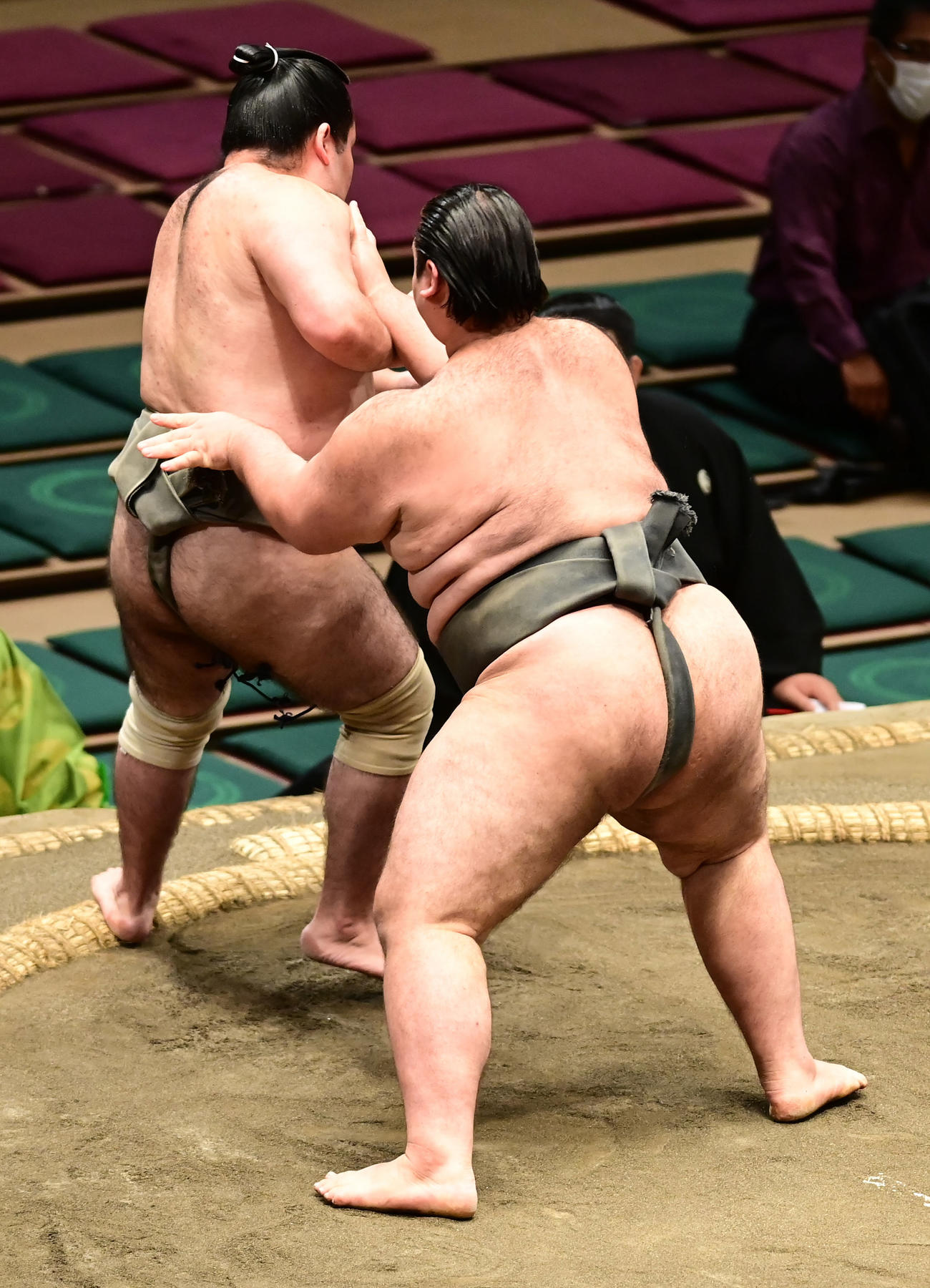 大谷は若山中（左）を押し出しで破り序ノ口優勝を決める（撮影・小沢裕）