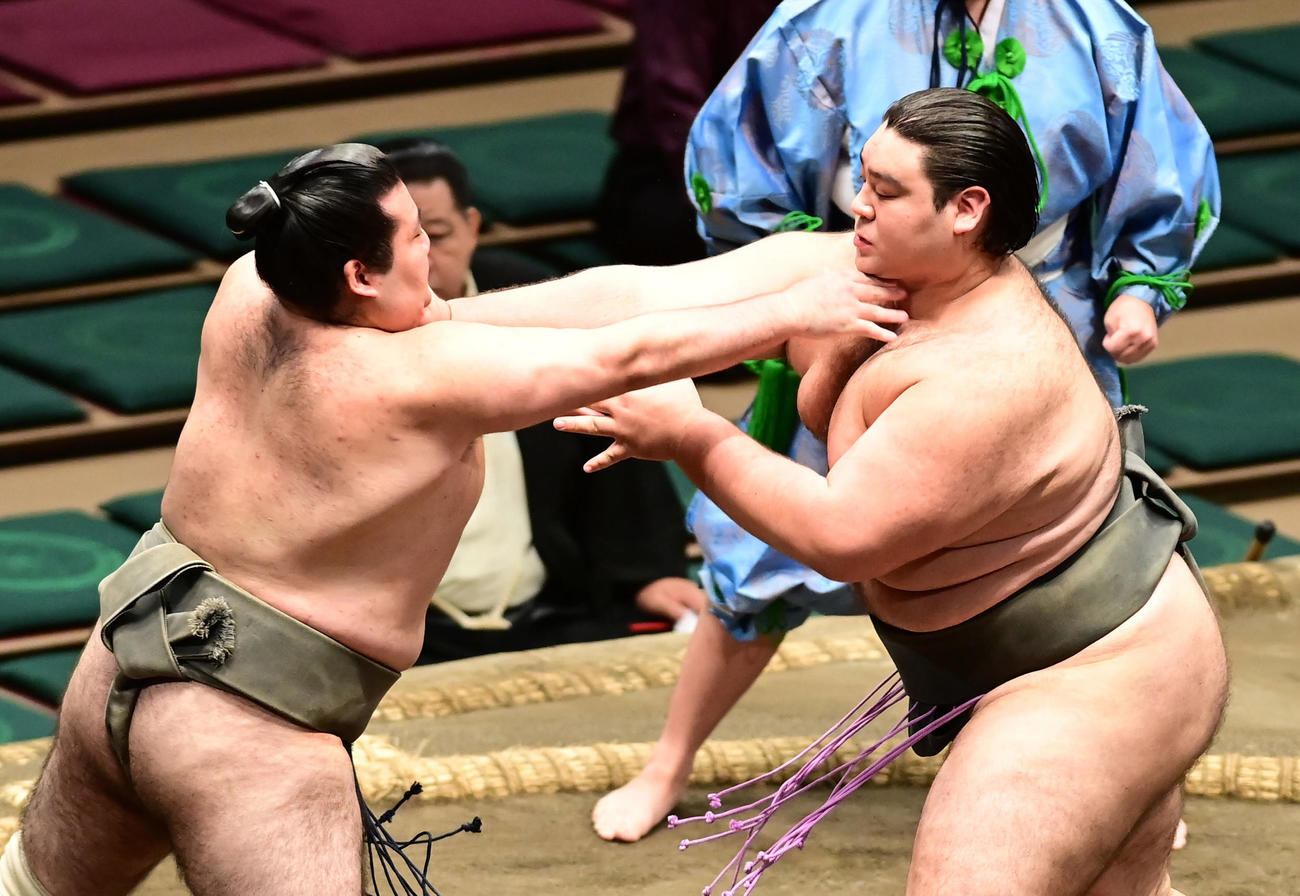 若山中（左）を土俵際へ攻め込む大谷（撮影・小沢裕）
