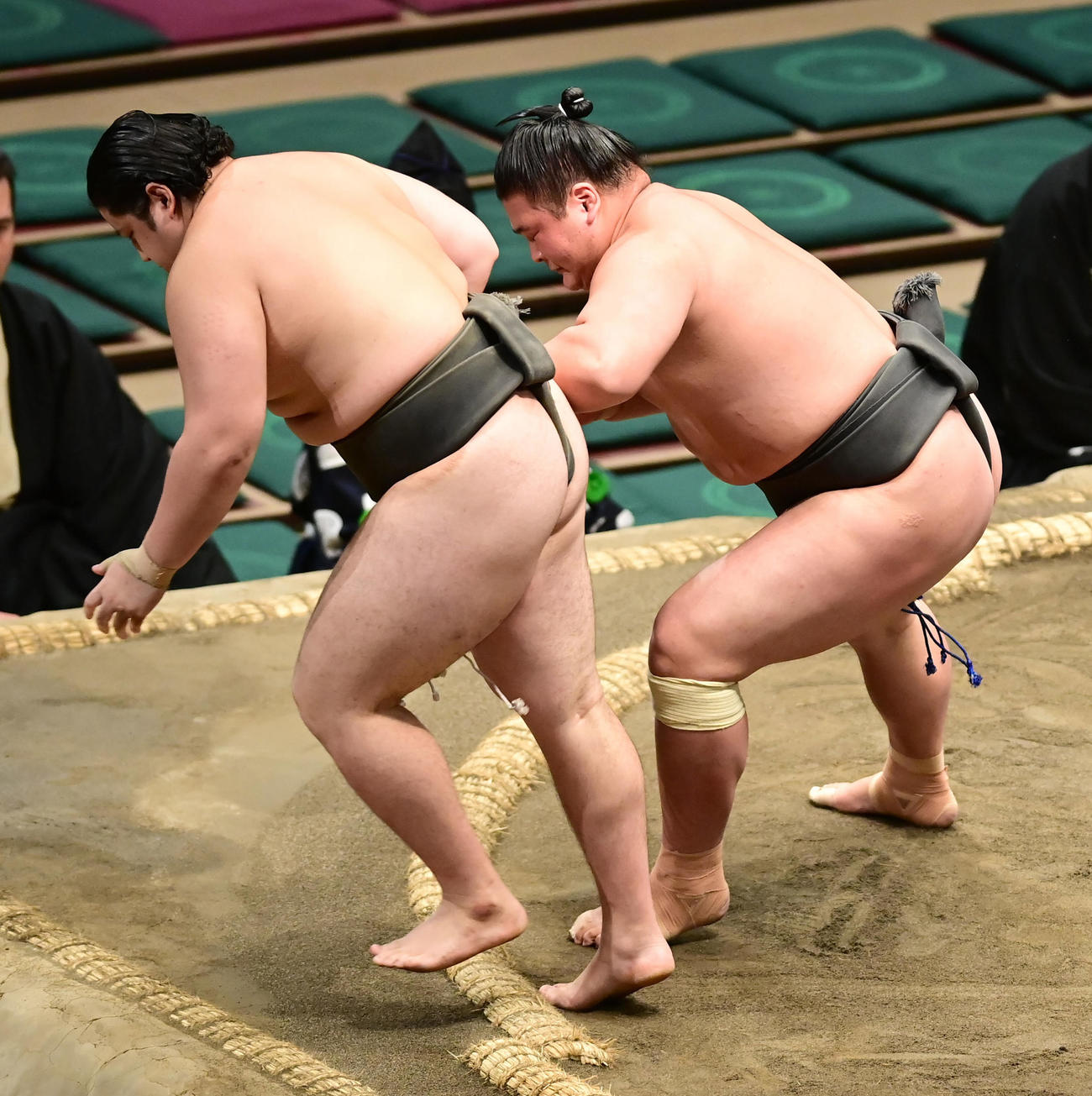 欧勝海は若ノ勝（左）を押し出しで破り三段目優勝を決める（撮影・小沢裕）