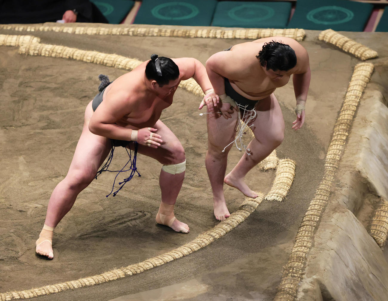 欧勝海（左）は若ノ勝を押し出しで破り三段目優勝（撮影・足立雅史）