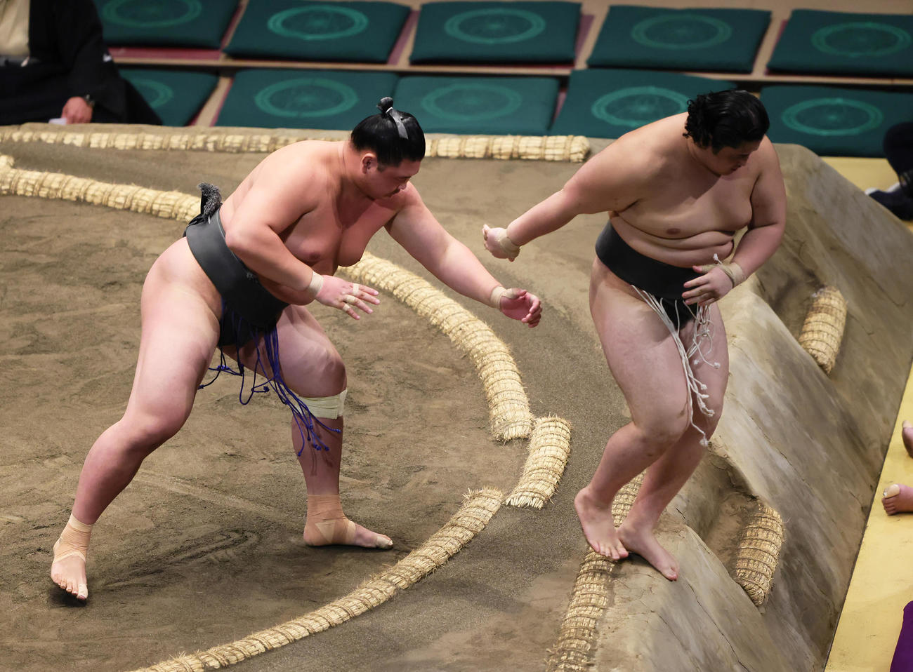 欧勝海（左）は若ノ勝を押し出しで破り三段目優勝（撮影・足立雅史）