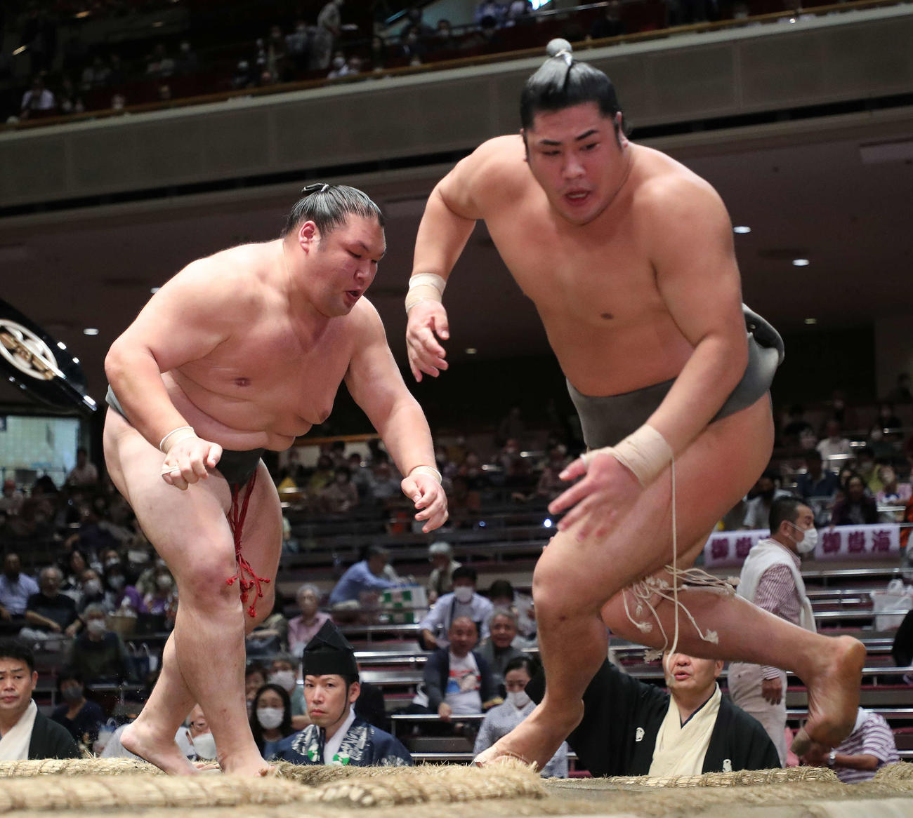 大成龍（左）は勇磨を押し出しで破り幕下優勝を決める（撮影・河田真司）