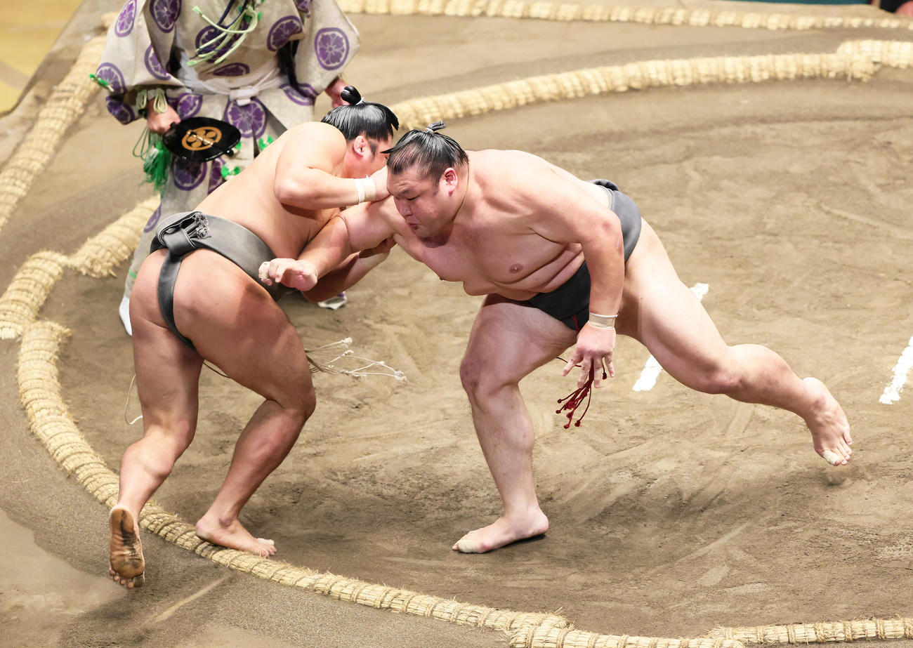 勇磨（左）を押し出しで破った大成龍は幕下優勝を決める（撮影・足立雅史）
