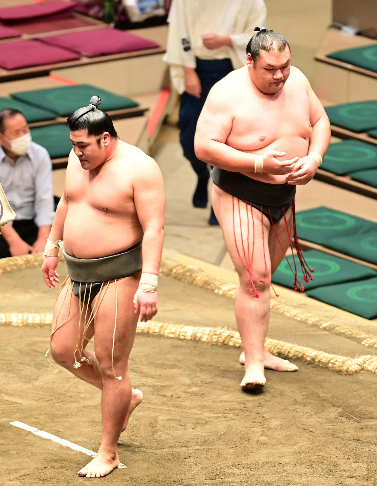 大成龍は押し出しで勇磨（左）を破る（撮影・小沢裕）