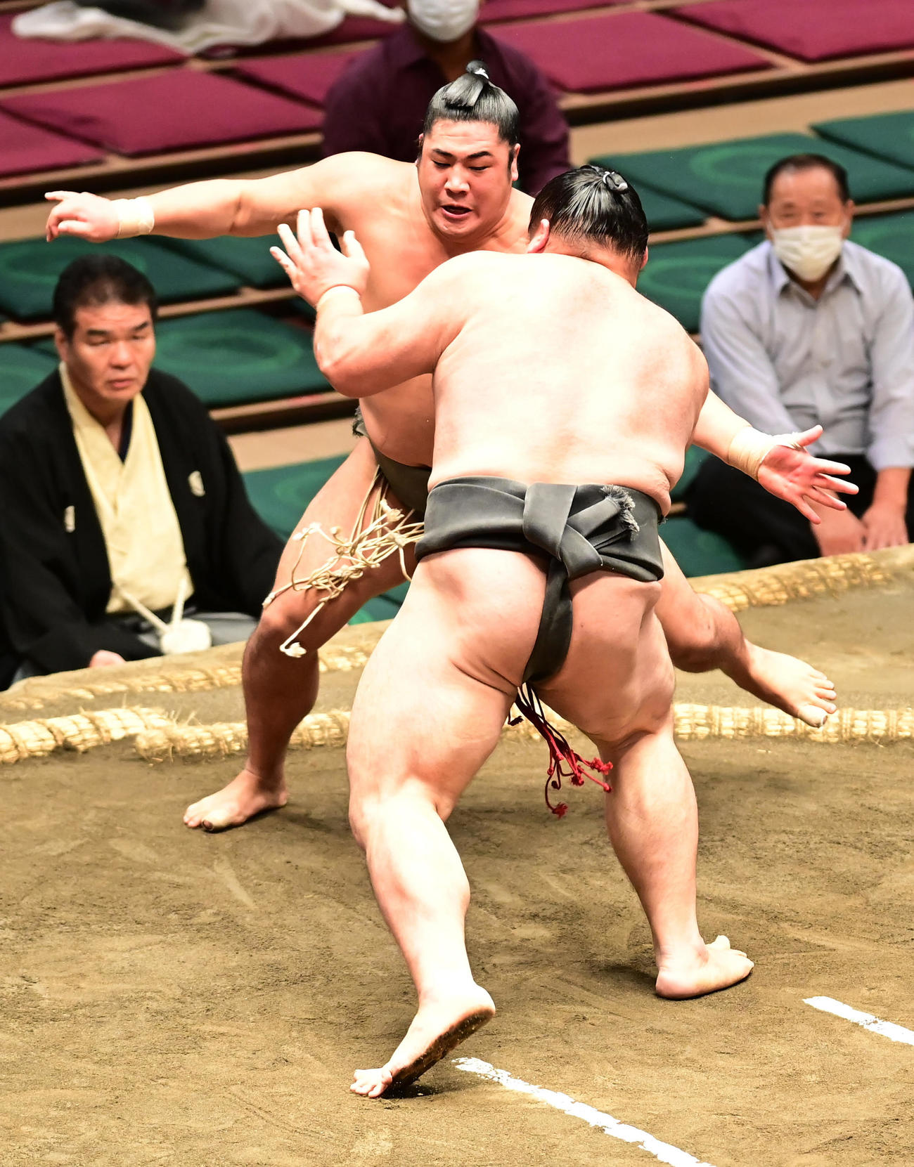 大成龍（手前）は押し出しで勇磨を破る（撮影・小沢裕）